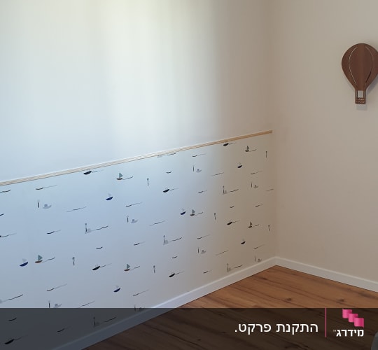 רצפת פרקט עץ בחדר עם קיר מעוצב